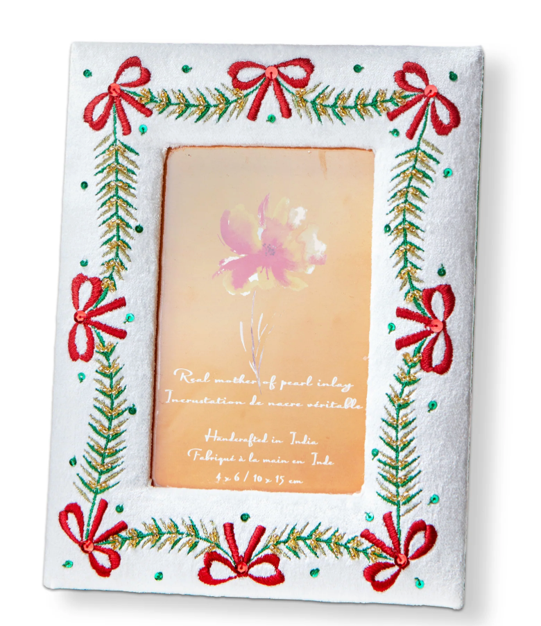 C-26 Bow Garland Embroidered Photo Frame 4X6